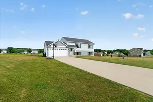 2864 Fawn Cove Ave, Middleville, MI 49333 - Photo 2