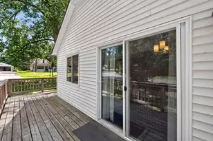 571 Crescent Lake Rd, Waterford, MI 48327 - Photo 4