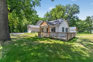 571 Crescent Lake Rd, Waterford, MI 48327 - Photo 2