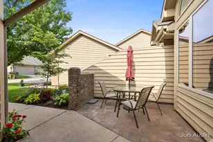 1845 Cross Bend St NE, Grand Rapids, MI 49505 - Photo 2