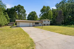 2580 Locust Ln, Stevensville, MI 49127 - Photo 2