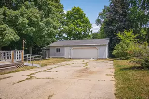910 Pleasant St, Belding, MI 48809 - Photo 2