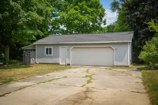 910 Pleasant St, Belding, MI 48809 - Photo 6