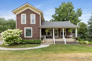 29 W Division St NE, Rockford, MI 49341 - Photo 2