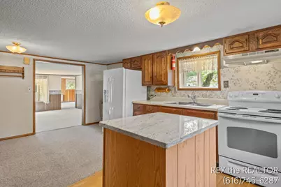 167 W Brooks Street, Newaygo, MI 49337 - Photo 6