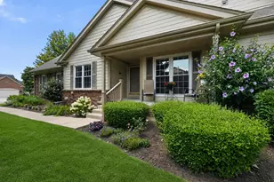 39628 Village Run Dr, Northville, MI 48168 - Photo 2