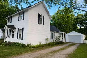 28 W Post St, Newaygo, MI 49337 - Photo 2