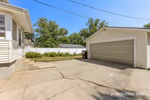 364 W 21st St, Holland, MI 49423 - Photo 2