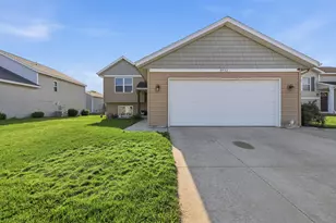 9752 Crystal Cir, Zeeland, MI 49464 - Photo 2