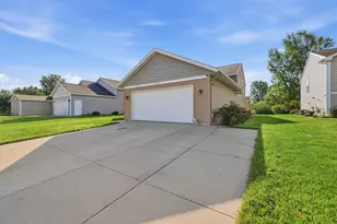 9752 Crystal Cir, Zeeland, MI 49464 - Photo 4