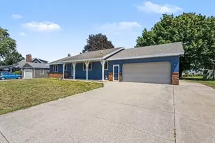 2660 Creek View Dr, Zeeland, MI 49464 - Photo 2