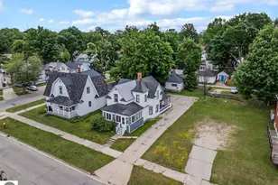 218 Cottage St, Cadillac, MI 49601 - Photo 2