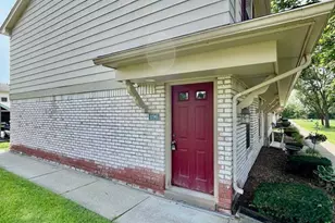 196 Princeton Dr, South Lyon, MI 48178 - Photo 2