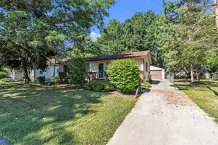 24533 Grove Ave, Eastpointe, MI 48021 - Photo 2