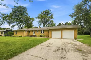1615 Maiden Ln, Saint Joseph, MI 49085 - Photo 2