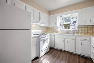 944 Lancashire Ct SE, Grand Rapids, MI 49508 - Photo 10