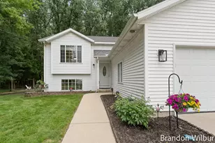 938 Kusterer Dr NW, Grand Rapids, MI 49534 - Photo 2