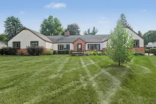 8569 Roundhill Ct, Saline, MI 48176 - Photo 4