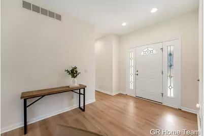 1059 Greenwood Forest SE, Grand Rapids, MI 49546 - Photo 8