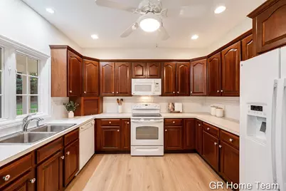 1059 Greenwood Forest SE, Grand Rapids, MI 49546 - Photo 16