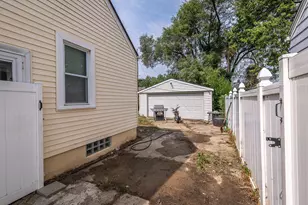 214 Cleveland St, Trenton, MI 48183 - Photo 24