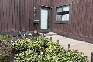 135 Balmoral Ct, Kalamazoo, MI 49006 - Photo 2