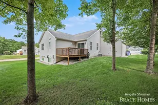 2637 Stockwood Dr NE, Grand Rapids, MI 49505 - Photo 26