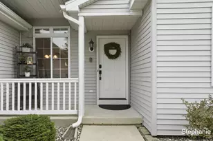 663 Ridgefield Dr, Coopersville, MI 49404 - Photo 2