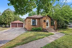 912 Wendover Blvd, Norton Shores, MI 49441 - Photo 2