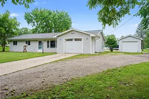 441 Moccasin St, Buchanan, MI 49107 - Photo 2