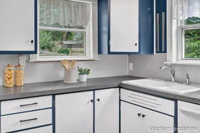 2070 Monroe Avenue NW, Grand Rapids, MI 49505 - Photo 16