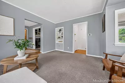 2070 Monroe Avenue NW, Grand Rapids, MI 49505 - Photo 8