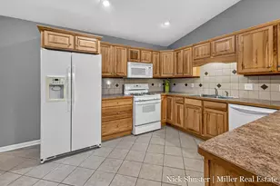 712 Riverwalk St, Hastings, MI 49058 - Photo 10