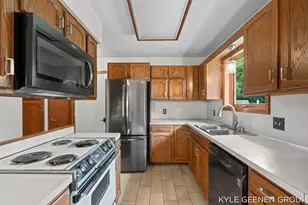 345 Woodland Ave, Holland, MI 49424 - Photo 6