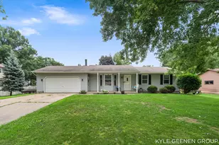 345 Woodland Ave, Holland, MI 49424 - Photo 2