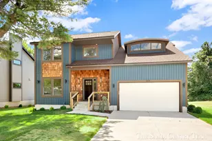 1032 Arlington Ave, Grand Haven, MI 49417 - Photo 1