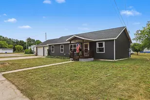 321 Wright St, Cadillac, MI 49601 - Photo 2