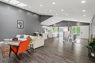 5655 Hillcrest Cir E, West Bloomfield, MI 48322 - Photo 4