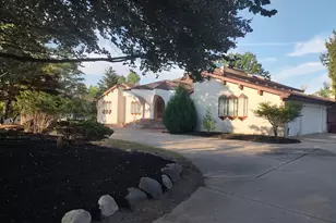 3541 Ridgeview Ct, Bloomfield Hills, MI 48302 - Photo 2