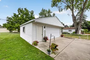 9027 Butwell St, Livonia, MI 48150 - Photo 2