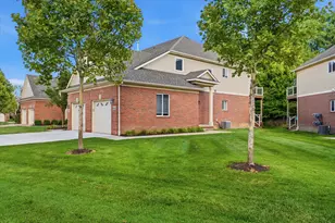 29442 Woodpark Cir, Warren, MI 48092 - Photo 2