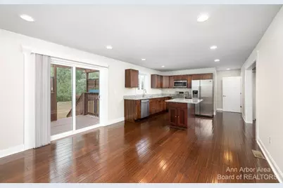 2 Maple Vlg Court, Ann Arbor, MI 48103 - Photo 6
