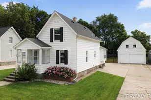 32 W McKinley Ave, Zeeland, MI 49464 - Photo 2