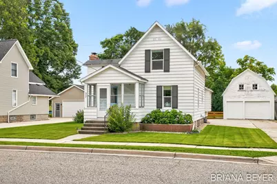 32 W McKinley Avenue, Zeeland, MI 49464 - Photo 2