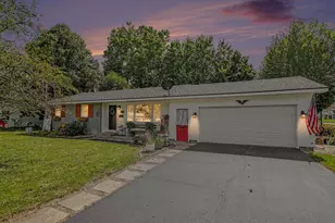 319 W Willard St, Paw Paw, MI 49079 - Photo 2