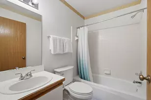 240 Pine Tree Ridge Dr, Waterford, MI 48327 - Photo 24