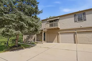 240 Pine Tree Ridge Dr, Waterford, MI 48327 - Photo 2