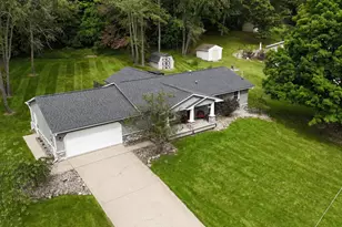 134 Pinecrest Dr, Jonesville, MI 49250 - Photo 2