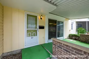 627 Carriage Ln, Jenison, MI 49428 - Photo 2