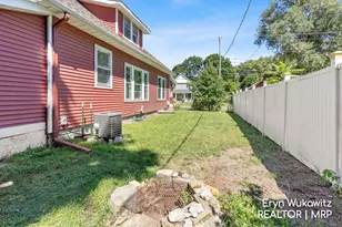 317 W Montcalm St, Greenville, MI 48838 - Photo 8